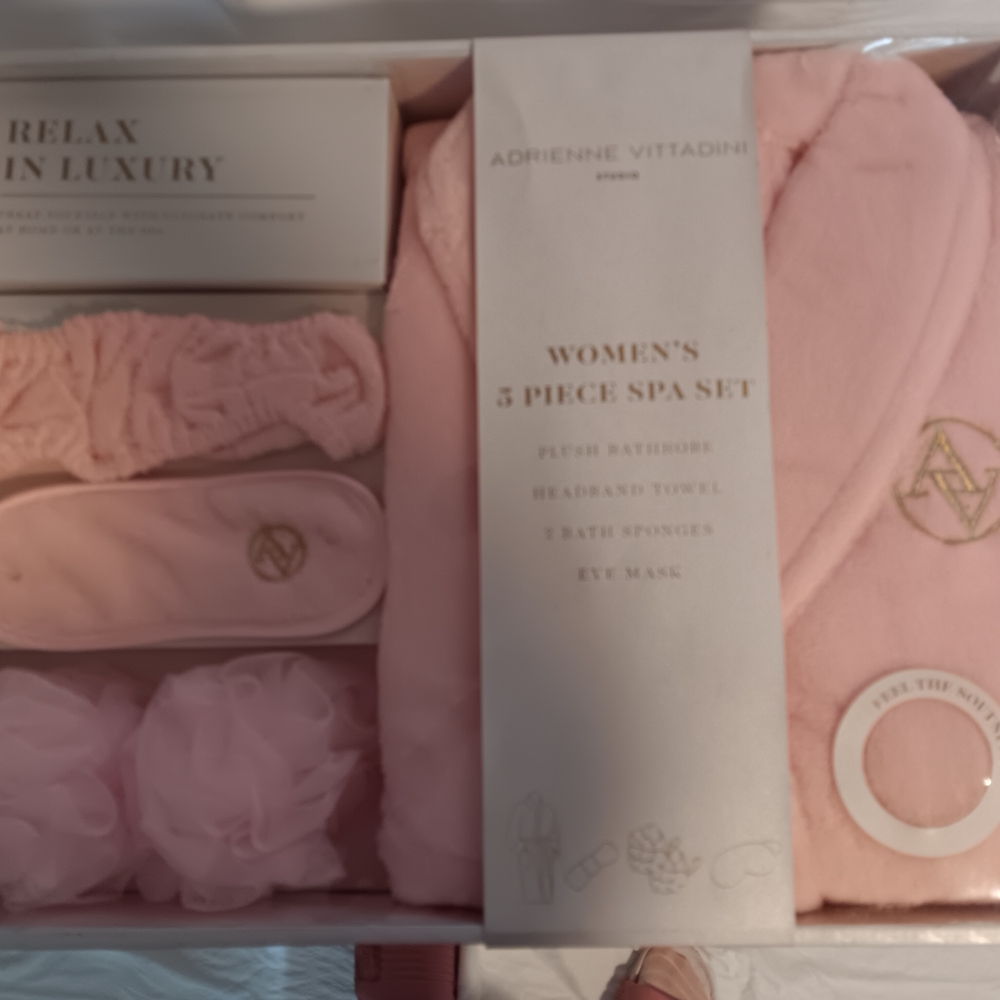 Adrienne Vittadini Soft Pink Spa Set